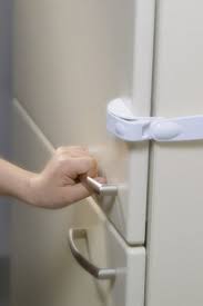 قفل على الثلاجة (19 صورة): كيفية وضع قفل إلكتروني للطفل مع جهاز توقيت