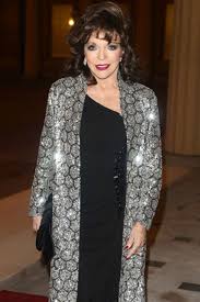 Joan collins has said she is delighted to have her covid vaccination on the same day as the queen and urged others to get the jab, saying it's the only way we're going to get over this pandemic. Joan Collins Urlaub Mit Der Schwester Gala De