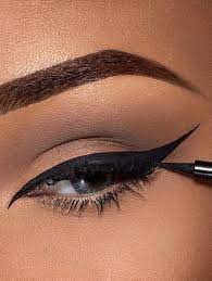 El delineador puede ayudar a que tus ojos se destaquen o se vean más grandes, e incluso puede cambiarles la forma. Delineado De Gato Aprende A Hacerlo Profesionalmente Maquillaje Ojos De Gato Estilos De Maquillaje De Ojos Deliniados De Ojos