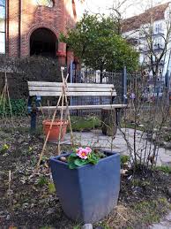 Die eimsbüttlerin viola livera kam mit ihrem projekt bänke der poesie, dem fotografen peter und filmemacher björn zu uns in den garten. Banke Der Poesie Stephanus Garten Die Delikaten