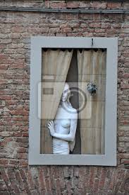 Na obrazie przedstawiona jest postać kobieca, która stoi tyłem do odbiorcy obrazu. Tapeta Kobieta W Oknie Kobieta Charakter Wakacje Redro Pl