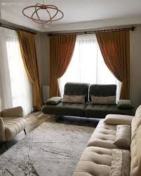 Berjer, fon perde, halı, pembe, salon, yeşil, perde. Bu Keyifli Evde Uyum Sade Sik Stil Ile Bulusuyor 11 Ev Gezmesi Ev Dekoru Oturma Odasi Dekorasyonu Dekor