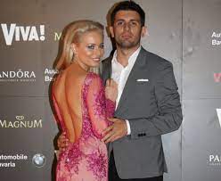 The most distinctive feature of this model is her beautiful smile that can brighten up anyone's day. What Is The Real Wealth Of Cosmin CurticÄƒpean Laura Cosoi S Husband He Found Out Which Business He Makes Money From