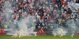 Pour regarder l'évènement desactiver votre bloqueur de publicité. Euro 2016 Des Fumigenes Lances Sur Le Terrain A La Fin De Republique Tcheque Croatie