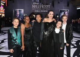 The recipient of numerous accolades. Ein Team Angelina Jolie Uber Ihr Leben Als Single Mama Promiflash De