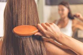 أشهر أخطاء تمشيط الشعر التي تصيبه بالتلف In 2021 Natural Hair Conditioner Best Hair Brush Hair Thickening Supplements