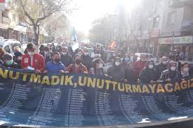 Soma'daki facianın sorumluları arasında gösterilen can gürkan'ı cezaevine götüren taksici, madende hayatını kaybeden işçinin amcası çıktı. Yargitay In Tartismali Kararindan Sonra Soma Davasinin Ilk Durusmasi Gerceklestirildi Maden Ocagi Sahibi Can Gurkan In Tutuklanmasi Talebi Reddedildi Independent Turkce