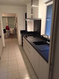 Voilà une cuisine couloir tout confort judicieusement agencée. Cuisine Couloir Design Conception