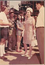 Discover why she's considered to be one of the country's most elizabeth i is considered one of the country's most successful and popular monarchs. My Mother Meets Queen Elizabeth Ii 1970 At A Copper Smelter In Mt Isa Australia Imgur