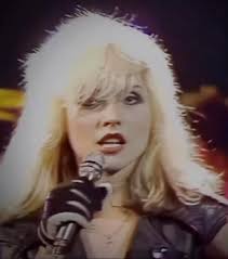 Just read the sad news, and in total shock,this is just devastating to  everyone in the manilow world😥. My heart ans thoughts go out to her family  friend,Barry must be devastated 😥😥