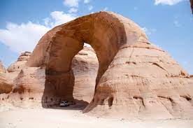 هيئة ا ﻟ ﻤ ﺴ ﺎ ﺣ ﺔ الجيولوجية السعودية on twitter قوس المحجة بمنطقة حائل وهو عبارة عن قوس صخري تكون بفعل مجموعة من عمليات التجوية والتعرية المختلفة والتي أثرت عليه