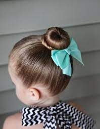 Petit Chignon Cheveux Fins Idee Coiffure Petite Fille Classique Et Tres Sympa Chignon Cheveux Fin Coiffure Petite Fille Petit Chignon
