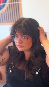 Small foreheads can have bangs, too! 👏🏻 #hickorync #hickorynchairstylist  #hickoryhairstylist #hickoryhairsalon #hickorynchairsalon #highnoon  #northcarolinahairstylist #hickoryncsalon #redken #framar ...