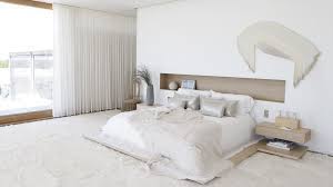 Tempat tidur yang minimalis tidak selalu berwarna putih dengan kayu berwarna coklat. Mengenal Desain Tempat Tidur Tanpa Ranjang Dilengkapi Tips Memilih