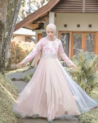 Kain brokat yang cantik berwarna putih sangat pas dijadikan model gaun seperti pada. 4 Gaun Kebaya Hijab Modern Yang Mewah Untuk Tampilan Kondangan Enggak Biasa Stunning Semua Halaman Cewekbanget