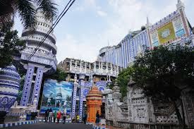 Masjid tiban sanan turen tiban malang, kabarnya di bangun oleh jin dalam satu malam, dan ke indahannya masjid tiban malang bangunan dengan arsitektur bergaya timur tengah yang terlihat pengunjung wajib tahu.!!! Dari Buatan Jin Hingga Destinasi Wisata Religi Ini Fakta Dan Mitos Masjid Tiban Malang