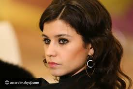 النجمة التركية بيرين سات تتألق بمكياج ناعم يزيدها نضارة وحيوية Hoop Earrings Drop Earrings Jewelry
