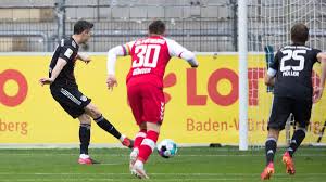 Trafienie w meczu przeciwko sc augsburg, pozwoliło mu pobić rekord liczby goli strzelonych w jednym sezonie niemieckiej ekstraklasy. Fc Bayern Spielt 2 2 In Freiburg Nach Lewandowski Rekord Br24