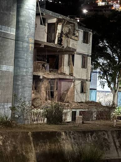 Pasó en Catia La Mar, en La Guaira la madrugada de este sábado 3 de enero, específicamente en la Urbanización Soublette. Su casa, así como otros apartamentos vecinos quedaron afectados. Se llama