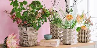 Vous installez la boîte sur le côté (sur sa longueur) et vous décorez l'intérieur tout en peinturant les « murs » de la boîte! Que Faire Avec Une Boite A Oeufs Marie Claire