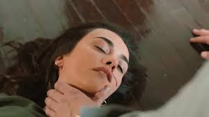 Sevda, muy afectada por la situación de Ümit, cree en la inocencia de Demir