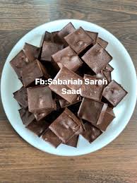 1 bungkus agar2 plain, 7 sdm gula pasir, 3 sdm kental manis, 1 sdm coklat bubuk, 7 gelas air, secukupnya biskuit roma. Resepi Chocolate Bar Bubble Crunch Simple Guna 2 Bahan Je Dah Jadi