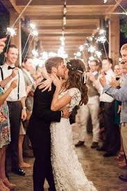 Let Love Sparkle Romantic Photo Ideas With Fireworks Sparklers In 2020 Mit Bildern Hochzeit Bilder Wunderkerzen Hochzeit Hochzeit
