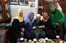 Keluarga cendana mp3 & mp4. Keluarga Cendana Kunjungi Mbah Moen Ada Apa