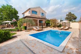 Kuschelig Ferienhaus Mit Pool Bei Porec Istrien Kroatien Http Www Istrien Pur Com Objekt Kuscheliges Ferienhaus Bei Pore Outdoor Decor Outdoor Pictures