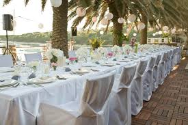 Stuhlhussen werden immer beliebter, besonders bei feierlichen anlässen wie hochzeit sind hussen für stühle oder stehtische standard geworden. Stuhlhussen Zur Hochzeit Tipps Bilder Und Anbieter Zum Hussen Mieten