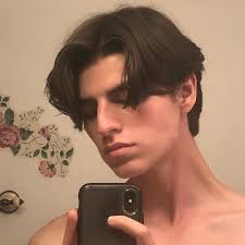Curtain hair, also known as eboy hair, is a swooping, messy hairstyle with long bangs in the front that look like curtains. Instagram Post By Klyde09 Mar 2 2019 At 5 09am Utc Boys Haircuts Boy Hairstyles Middle Part Hairstyles