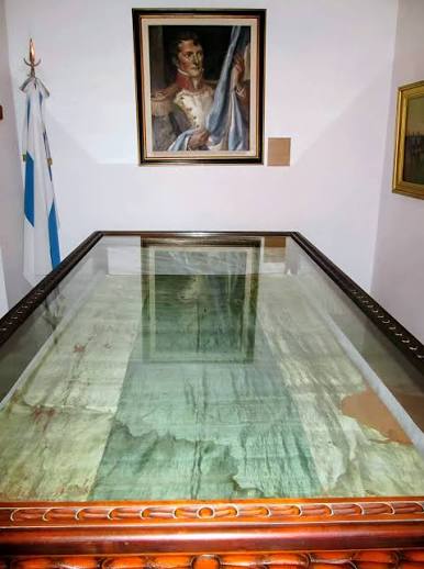 A que no lo sabias: La “Bandera de Macha”. La casa de la libertad y la  bandera de BELGRANO Contigua a la Sala, custodiada por los restos de Doña  Juana Azurduy, se