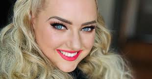 What do Bill Hader, Ali Wong and Trevor Noah all have in common? They got  to sit near Amanda Buhse when she was a seat filler at the Emmy Awards!  With less