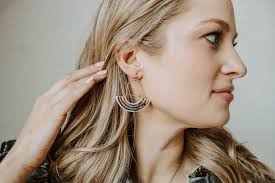 Pendientes de arco de rayas doradas: confeti *HECHO A PEDIDO* pendientes de  declaración de cerámica de porcelana, joyas pintadas a mano