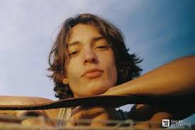 他居然在沙漠里冲浪！