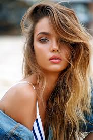 Idee Coiffure Description Couleur Cheveux Blond Miel Jeune Fille Au Bord De La Mer Cheveux Messy Avec Volu Couleur Cheveux Blond Cheveux Blond Cheveux