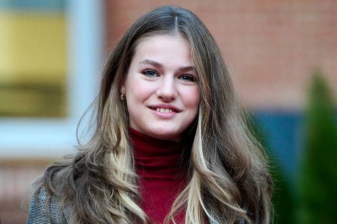 Depois da mãe, a filha! Princesa Leonor deslumbra com visual já usado por  Letizia - SIC