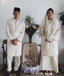 Pada hari tersebut, pengantin lelaki akan mengenakan baju melayu berwarna cerah (biasanya putih atau cream) dan majlis diadakan menyerupai majlis. A E Ø§Ø±ÙŠÙ Ø§ÙŠØ¯Ø¯ÙŠ On Twitter Congratulations Joe Flizzoe And Nini Marini Adorned In Beautiful Baju Melayu Teluk Belanga Baju Kurung Johor Simple Yet Elegant Https T Co X4zw5wqvqs