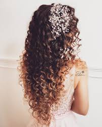 Another natural curly hairstyle to go for on the wedding day. Wedding Hairstyles For Curly Brides