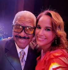 Linda noche a todos. La vida es para vivirla a plenitud. Se feliz.