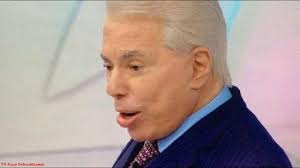 Isso porque, vivendo uma pavorosa crise de audiência, o dono da emissora está fazendo constantes modificações na grade e muda de forma rotineira o que vai ao ar. Silvio Santos Aparece Com Novo Visual