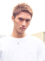 誰が見てもカッコいいと感じる黄金比でカットしたベリーショートのヘアスタイル 女性からも男性からもウケのいい王道の中の王道 さわやかさと男らしさのある髪型が夏の気分にぴったりハマる 今市隆二さんや市原隼人さんのような雰囲気になれます モテ 髪型