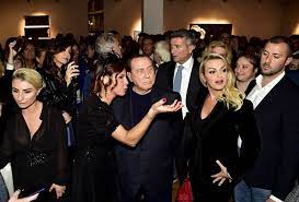 Silvio Berlusconi E Francesca Pascale Alla Mostra Debutto Della Nipote Luna Fidanzati Debuttante Nipoti