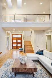 Weitere ideen zu decken, schottenstoff, wolldecke. Schone Und Ein Grosses Wohnzimmer Interieur Mit Holzboden Und Gewolbten Decken In Neuen Luxus Haus Mit Offenem Grundriss Mit Blick Auf Eingang Und Zweite Geschichte Im Loft Stil Bereich Lizenzfreie Fotos Bilder Und Stock Fotografie