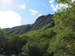 This is south of smugglers notch (about an hour drive). Datei Smugglers Notch State Park Jpg Wikipedia