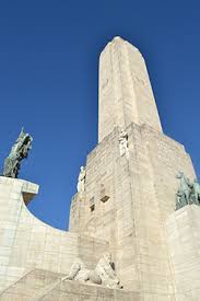 La conductora lució para el evento un vestido negro con escote en la parte delantera y en la espalda, que las cámaras no dudaron en registrar. Monumento Nacional A La Bandera Arquitectura 2 La Proa