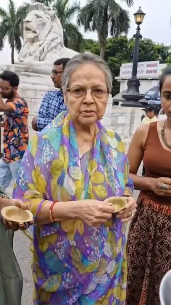 Veteran Actress Rakhee Gulzar love for Paani Puri #Rakhi Gulzar #Bollywood #Karan Arjun #entertainment #mother #viral #instadaily #tweets #memories #panipuri #fans #Meghna Gulzar