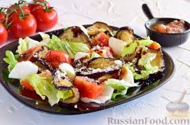 салат цезарь рецепт с курицей и сухариками и помидорами Recept Italyanskij Salat Parmidzhano Costav Salat Ajsberg Pomidory Cherri Baklazhan Srednij Syr Mocarella Maslo Rast Salat S Syrom Eda Italyanskij Salat