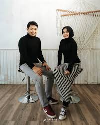 Foto prewedding dalam konsep indoor yang berada di dalam studio merupakan pilihan yang paling umum yang dapat dilakukan oleh siapa saja. Prewedding Casual Indoor Gosip