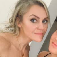 Lara Burgess's Instagram, Twitter & Facebook